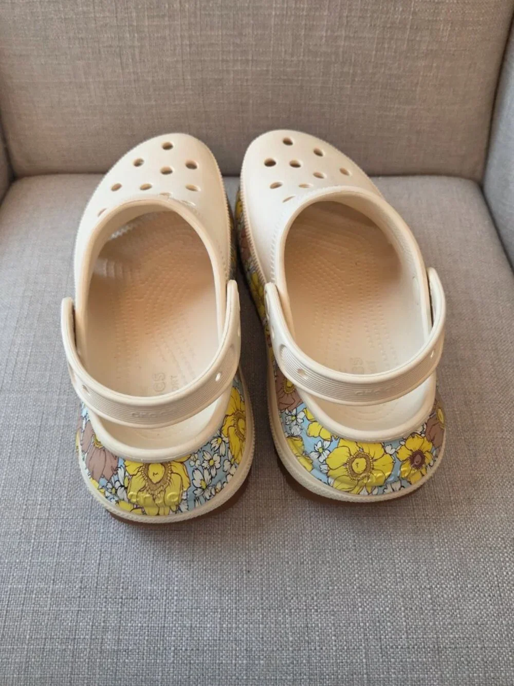Crocs Mega Crush Clog Size 8 Womens Vanilla Multi Retro Floral Yellow Platform